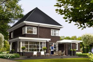 Modern huis met donker pannendak, bruine bakstenen, witte kozijnen en garage. Aangelegde tuin met bomen en struiken.