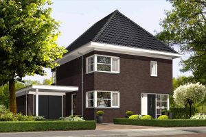 Modern huis met donker pannendak, bruine bakstenen, witte kozijnen en garage. Aangelegde tuin met bomen en struiken.